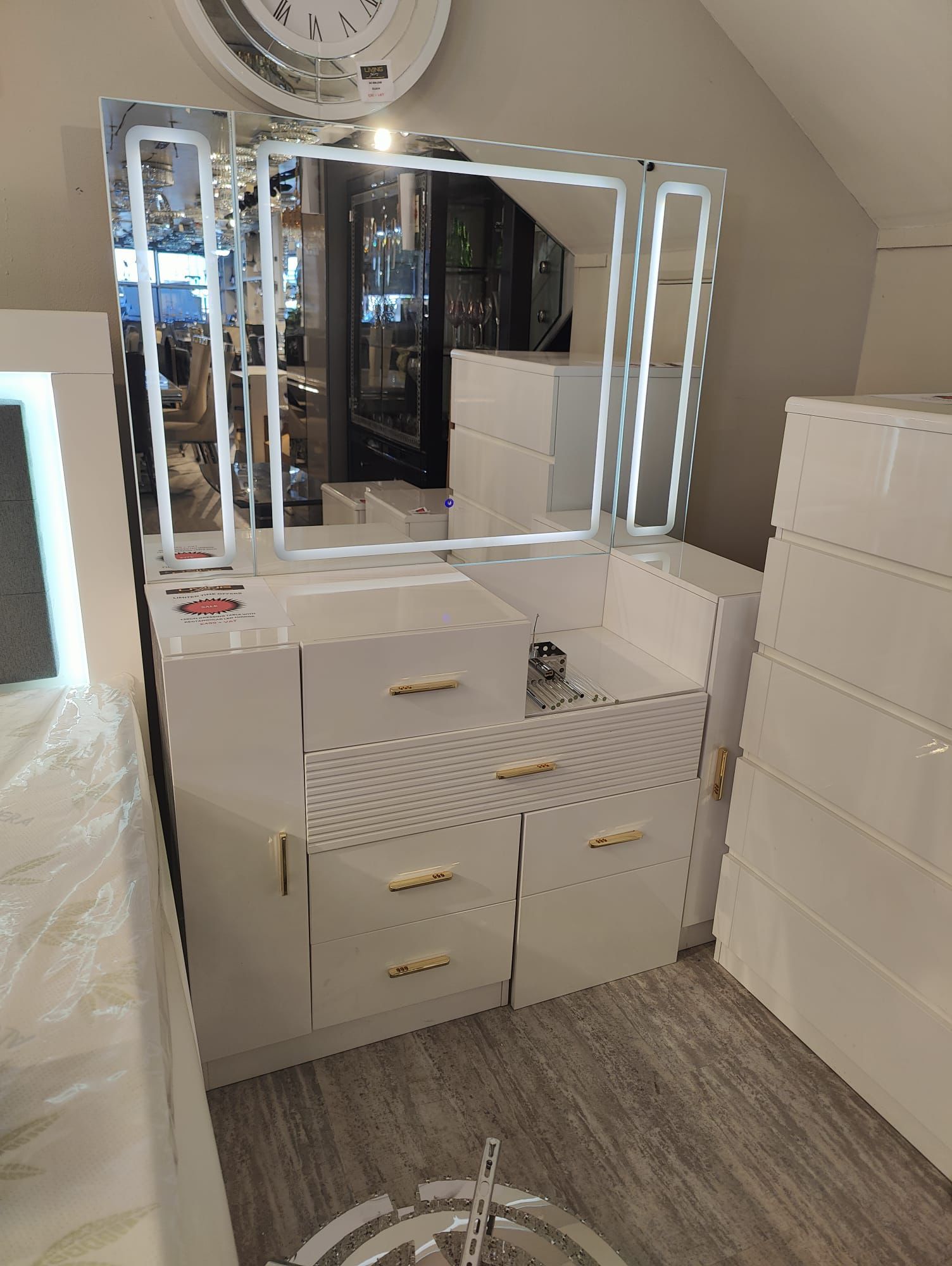 Shanai vanity with sitting stool