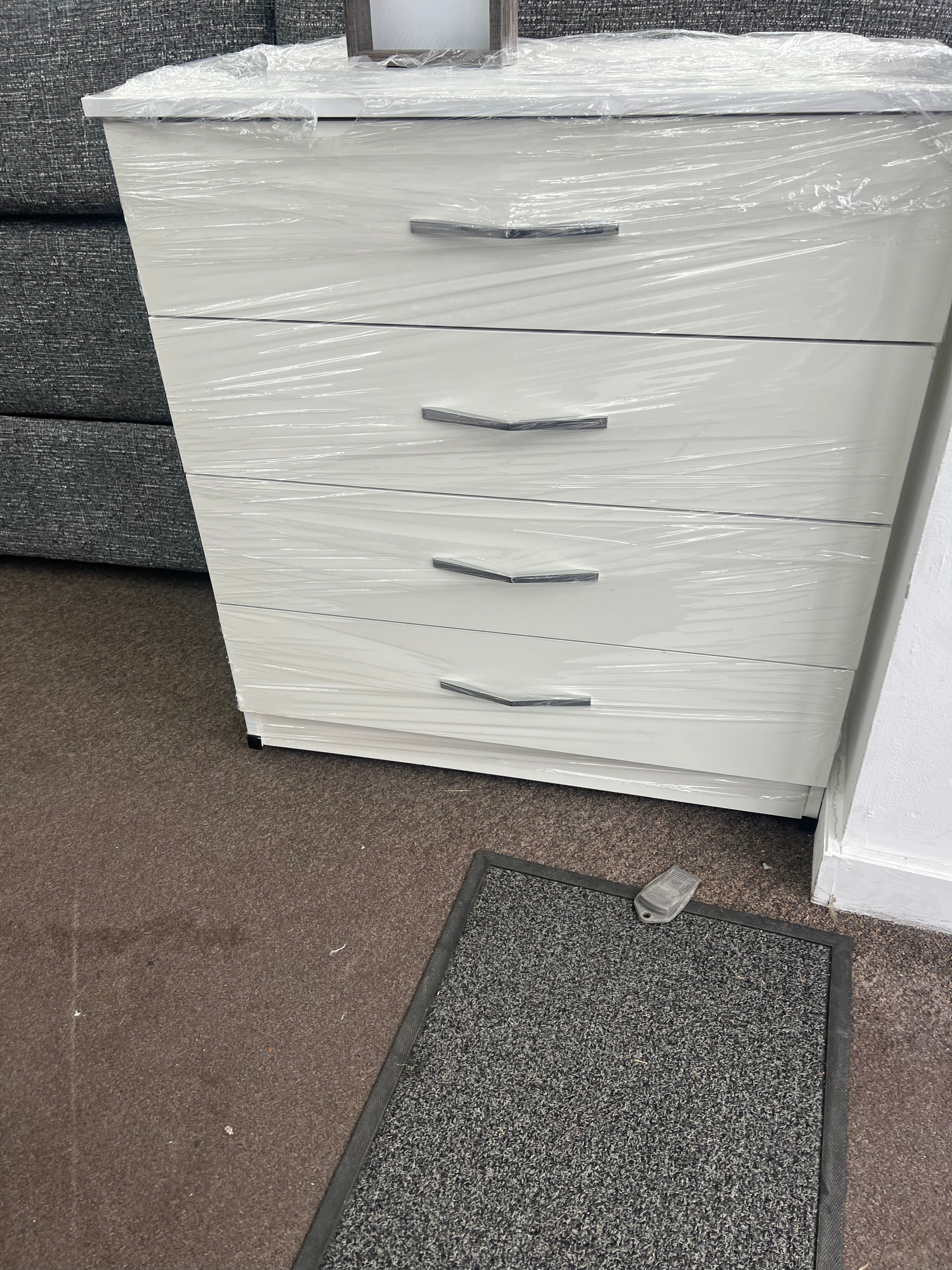 Chest of drawer